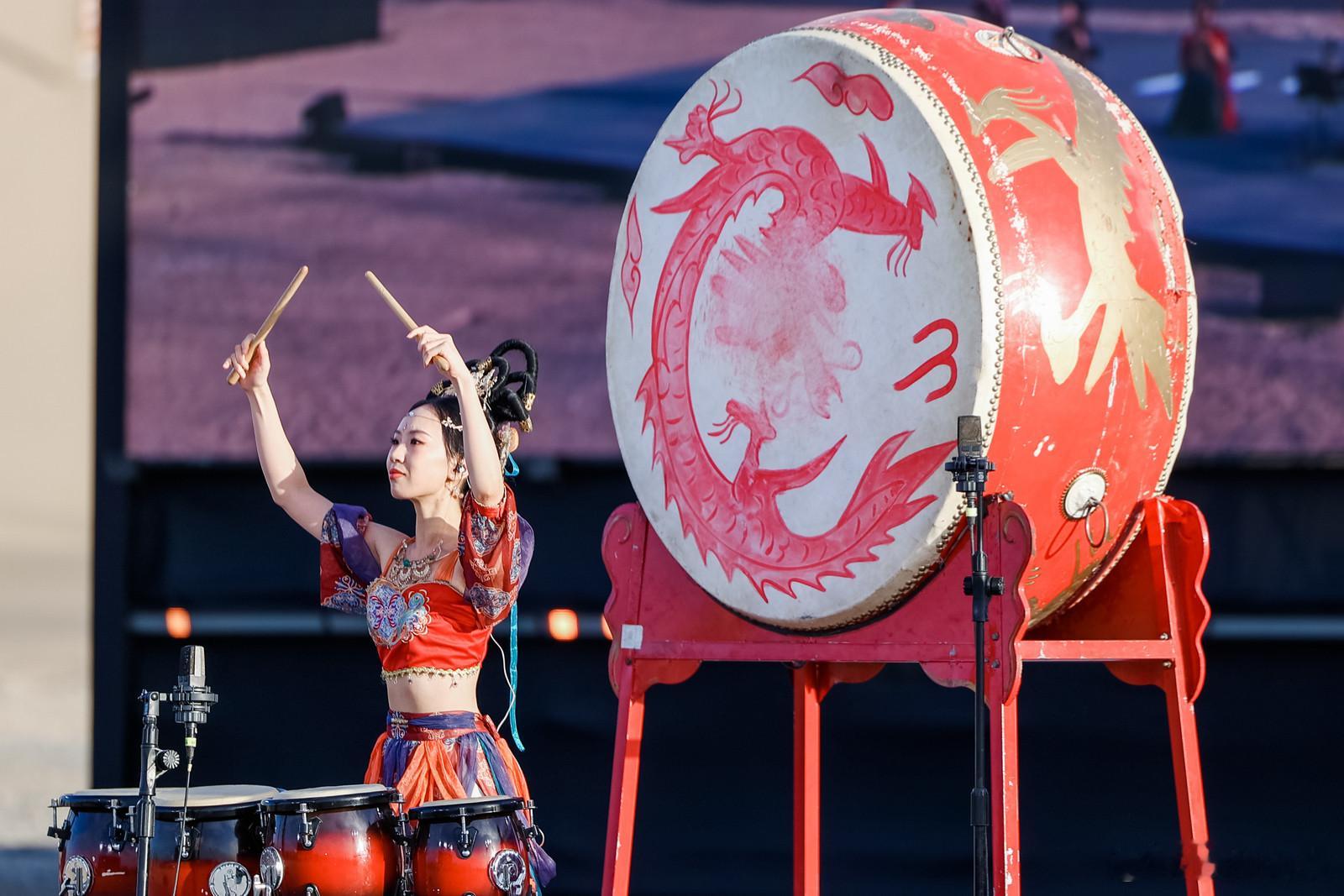 在鸣沙山遇到了陌生人帮助 鸣沙山大漠上演暖心名场面！游客车辆不慎陷入沙坑，传祺越
