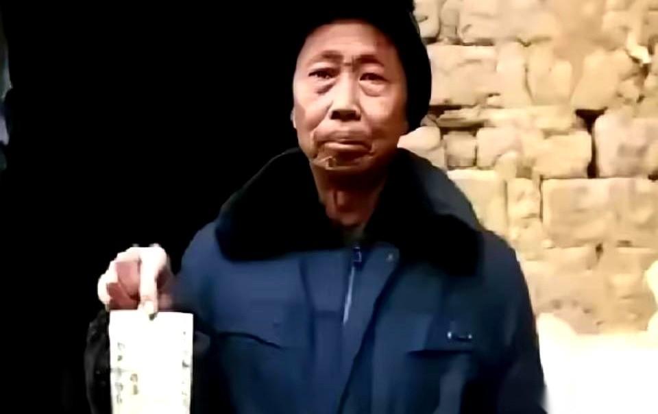 2015年，年过七旬的杨明荣拿着一张400块大洋的借据走进了孝感市人民政府。
这