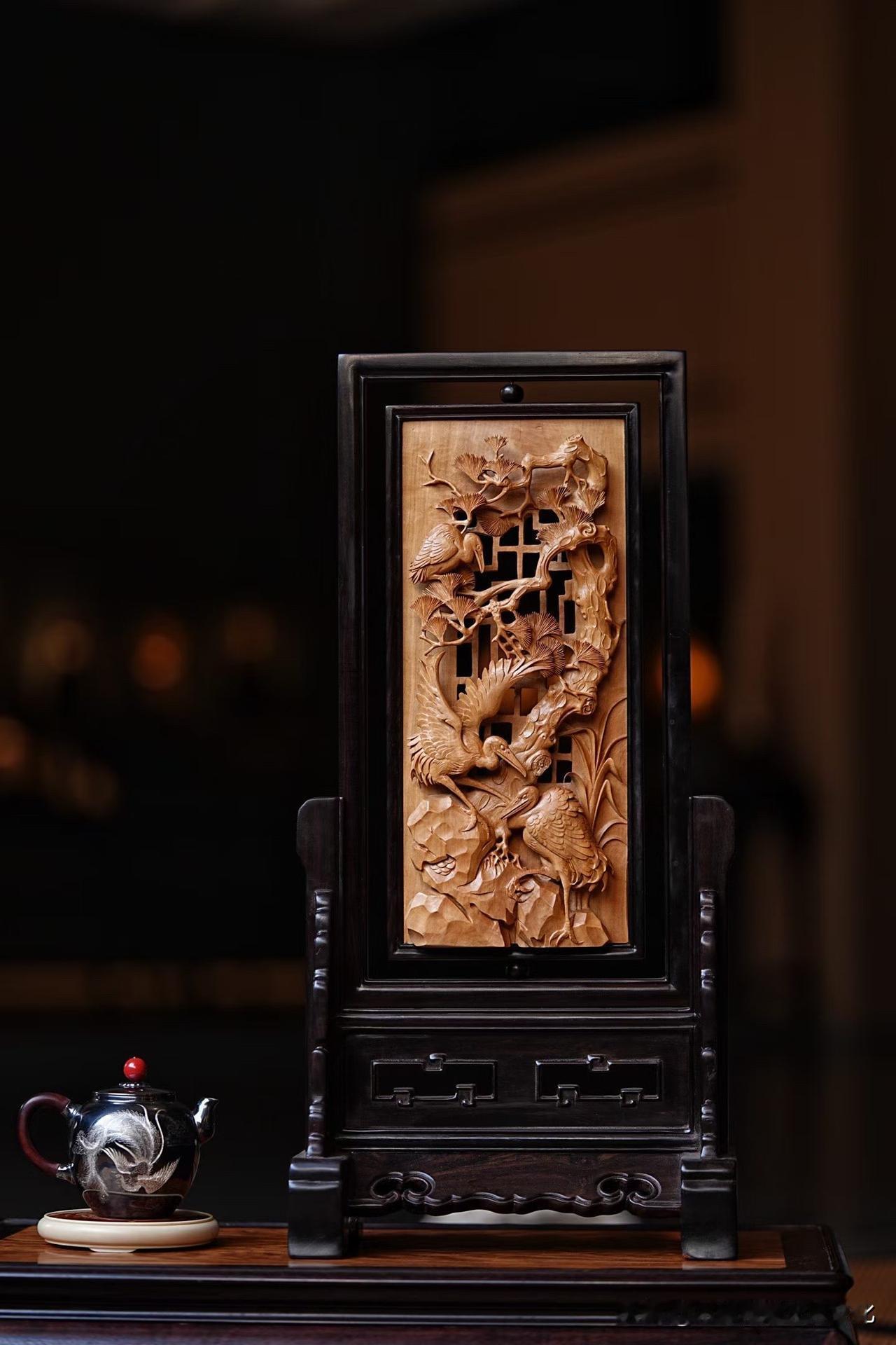 老山檀香的味道，是慢慢出来的。

这件“松鹤延年”，第一眼看是题材，细看却是气。