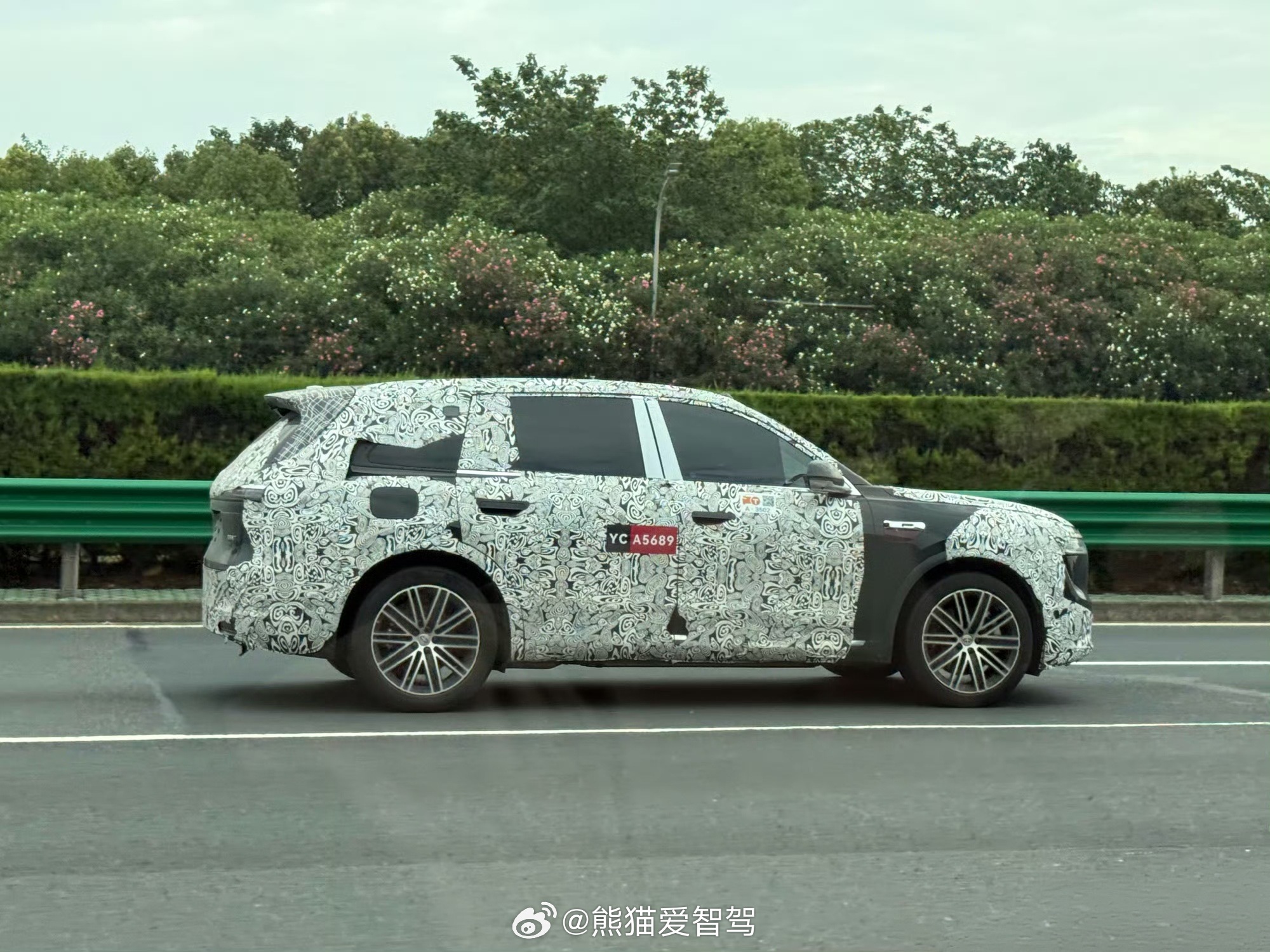 问界汽车 问界M8已经上工信部了，25年9月发布的问界M7路试伪装车也被人拍到了