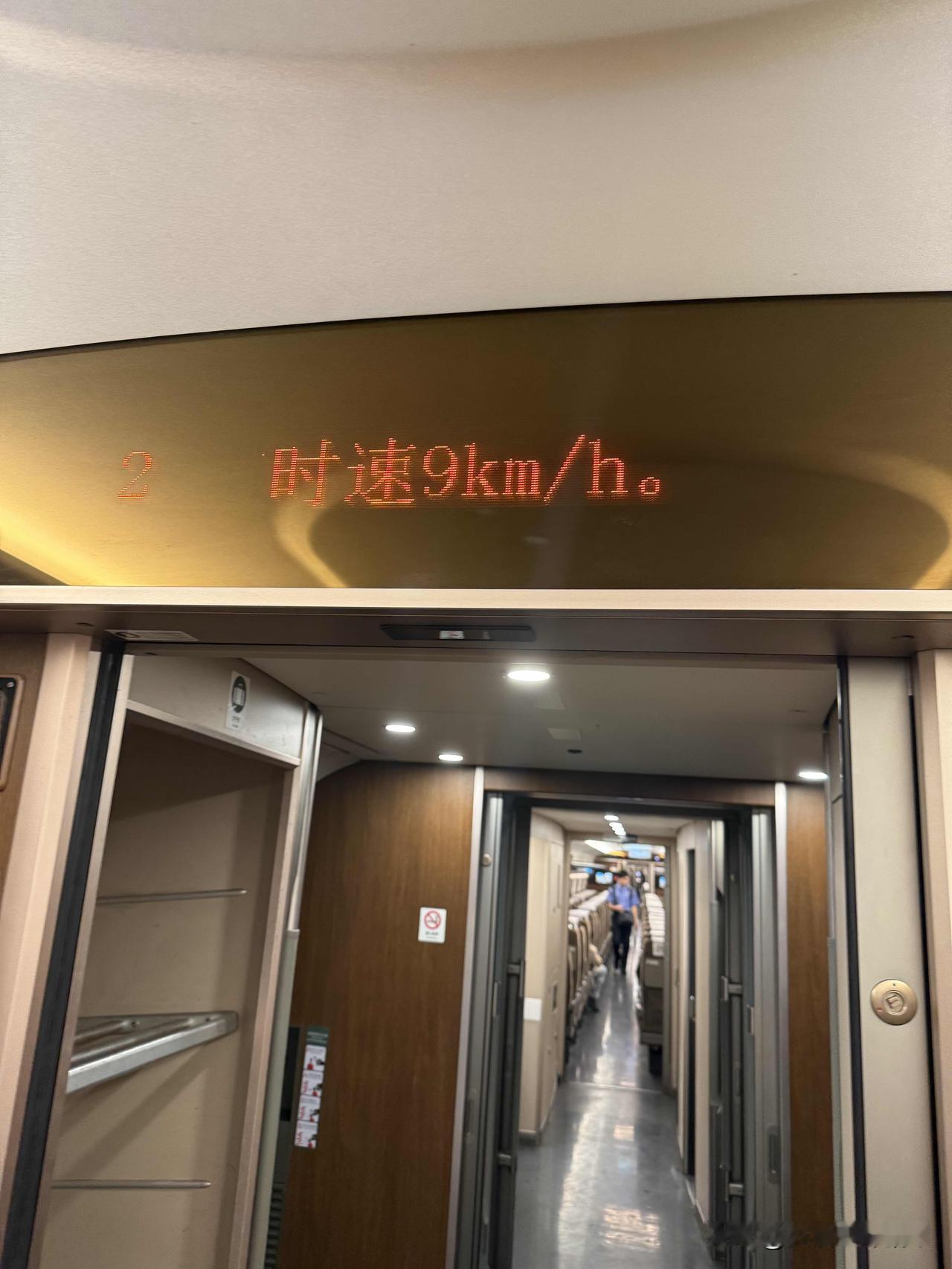 中国高铁速度那叫一个快！就拿复兴号来说，它的运营时速能达到350公里。我之前从北