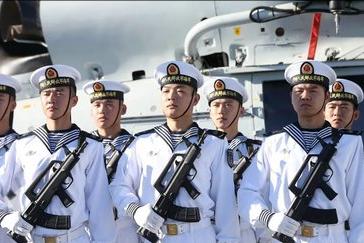 我是名军嫂，我丈夫在海军潜艇部队服役。如果平时打通了他的电话，他没有接，可能他在