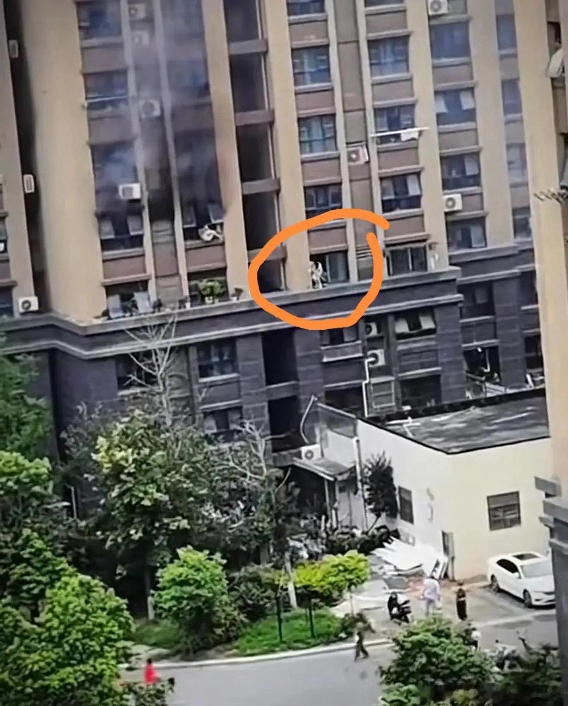 连云港火灾还忽视了一个感人的细节，当那对母亲被困窗户外面时，其实隔壁三楼的邻居有