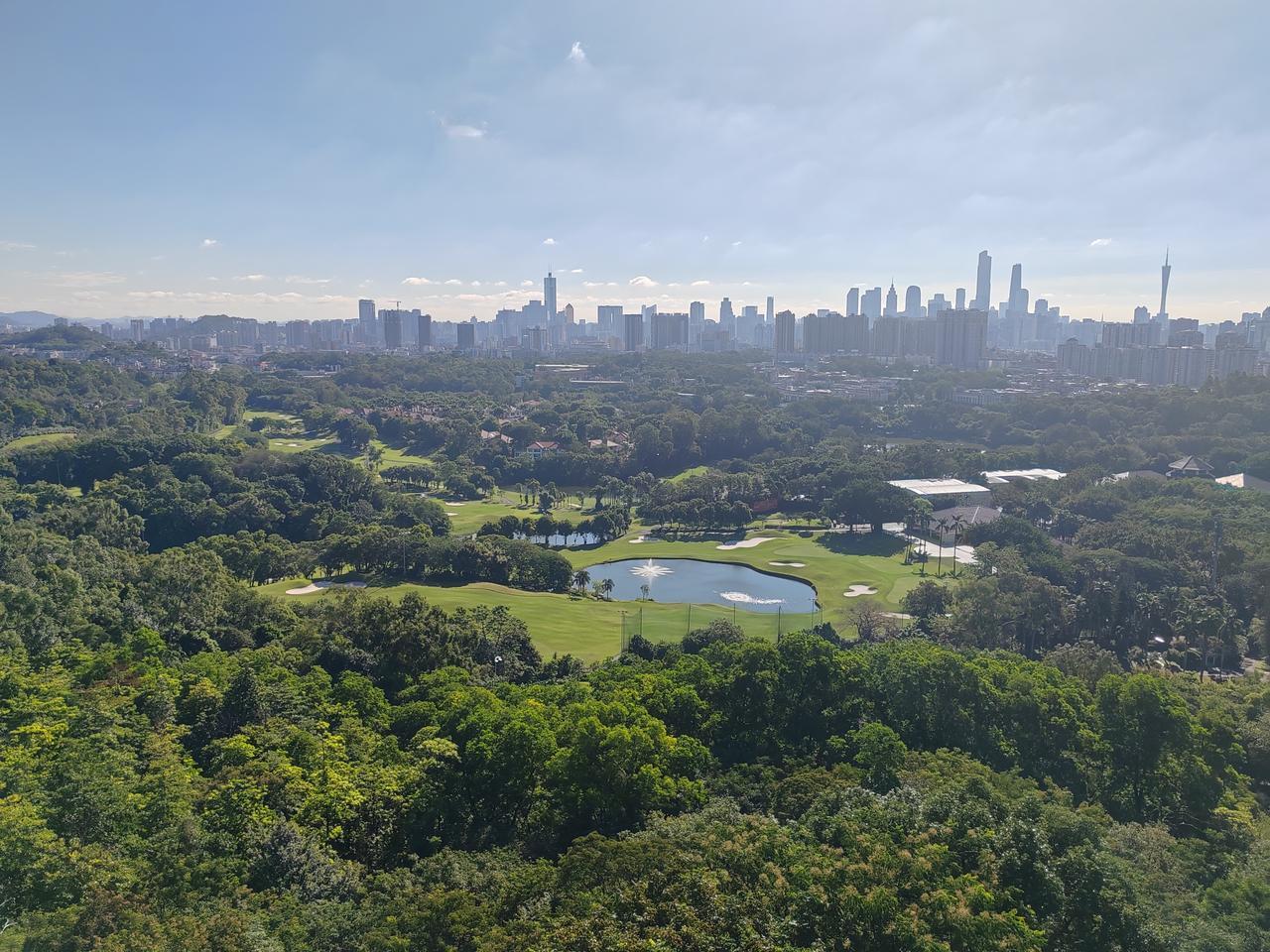 广东的总人口数量是1.2亿，三分二都集中在粤港澳大湾区，因此产生了广州深圳两个三