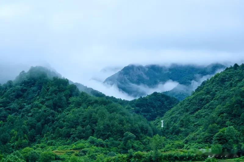 不得不承认，“雨打高山绿”这一上联极具美感，仅用寥寥数语，便勾勒出一幅雨后青山的
