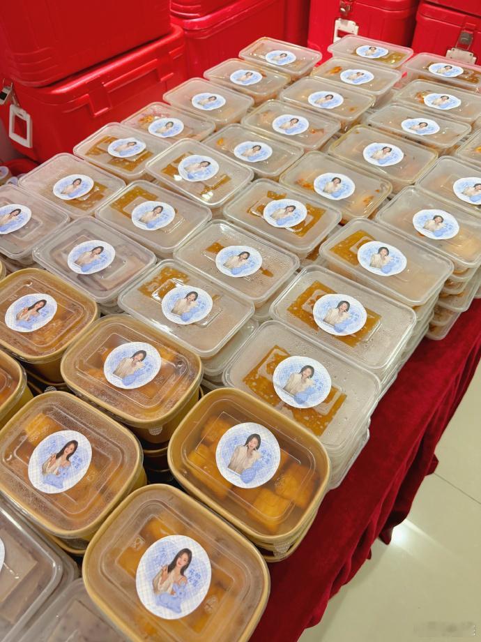 白鹿开到荼蘼开机逆应援白鹿1500份广州小吃逆应援白鹿《开到荼蘼》开机逆应援！！