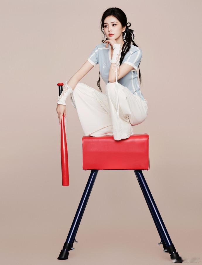 白鹿活力小太阳  白鹿活力氧气感🈶，简直就是一个活力的小太阳，运动装，甜美又好