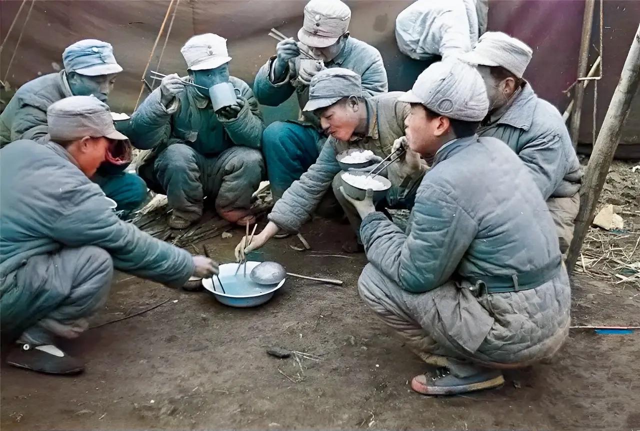 1949年，国军士兵吃饭时的真实照片，照片中一个班的士兵围成一圈，每个人手里一碗