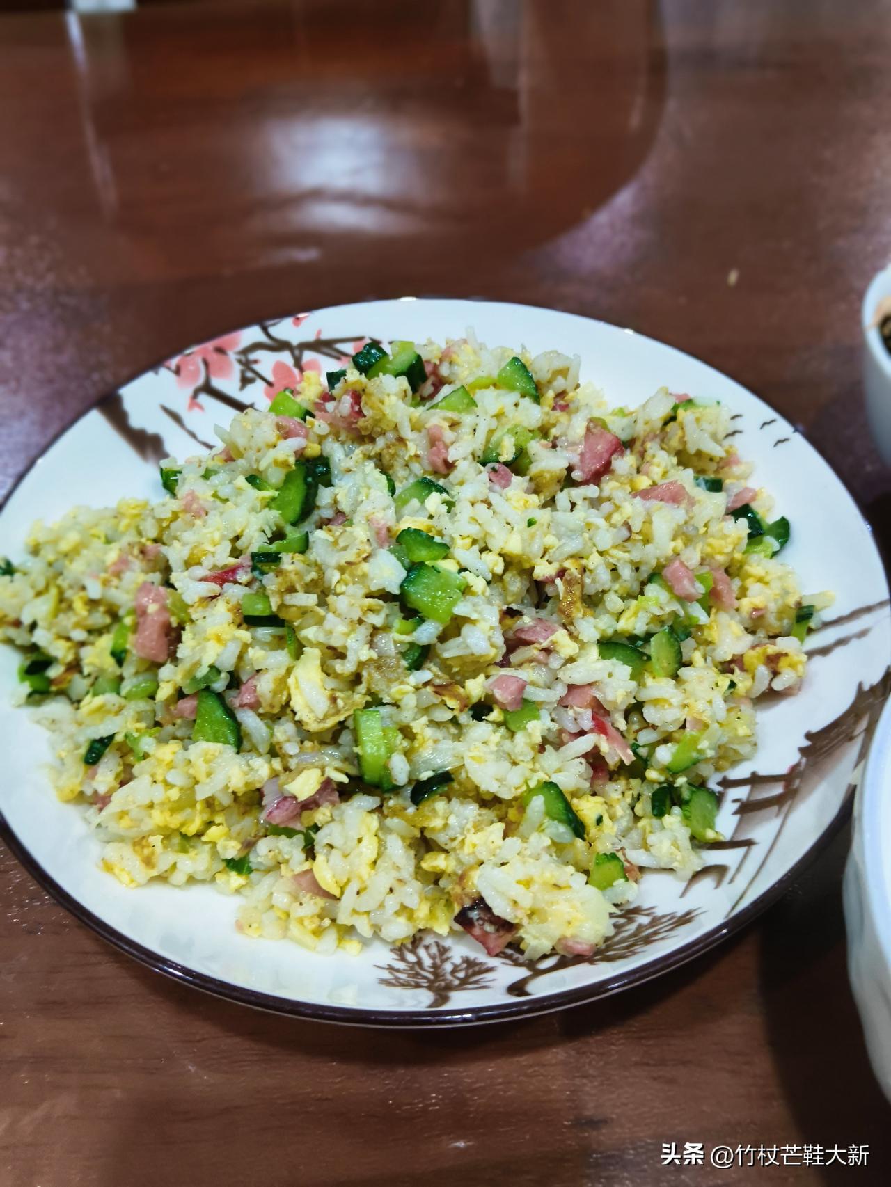 今天周日，上周二的课，五点半起来，做蛋炒饭，自己蒸的米饭，自己干！靠她不是好汉！