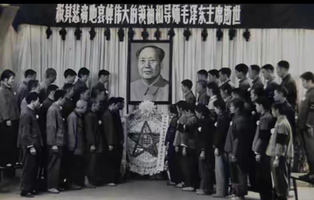 1976年毛主席逝世，李敏发现守灵名单少了哥哥的名字，大家才知道他的身份。
 