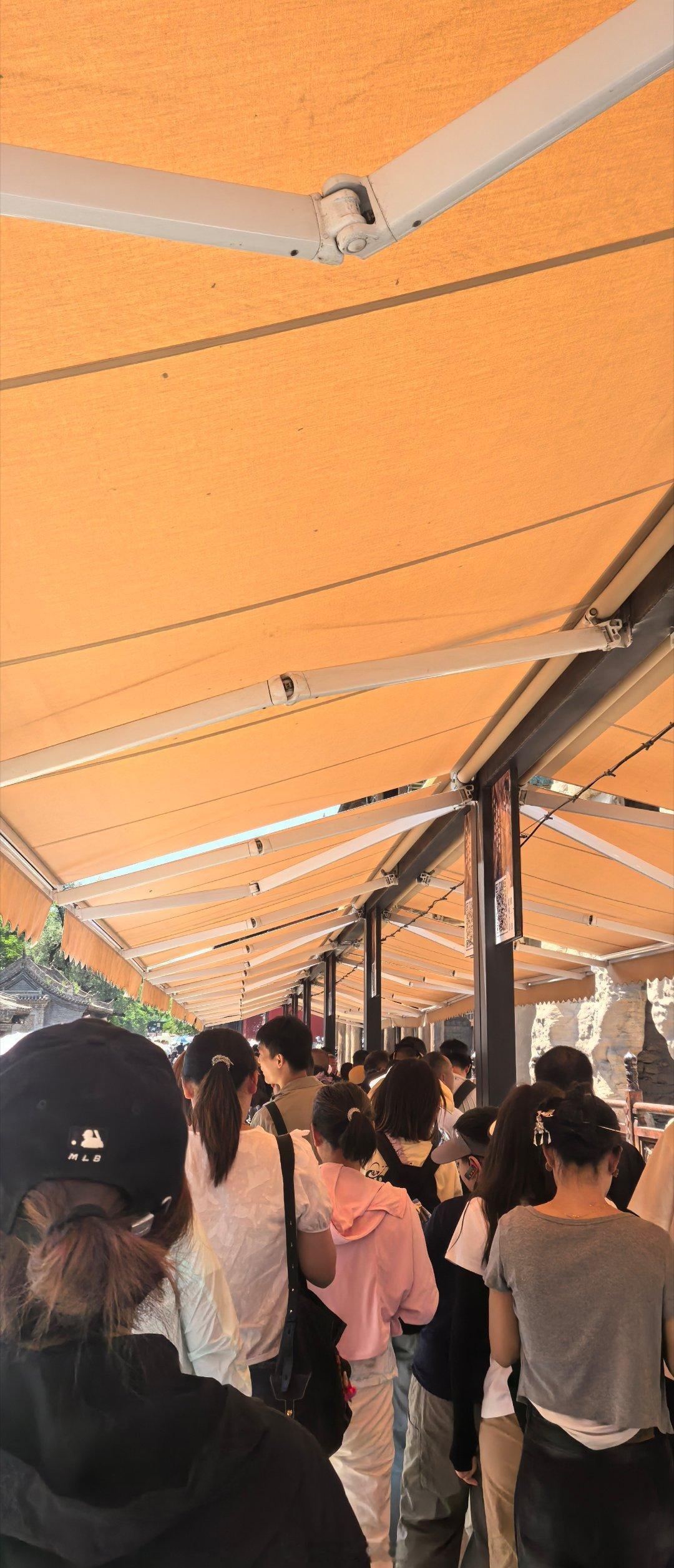 今天在云冈石窟。排队看第六窟，看这人多的。 