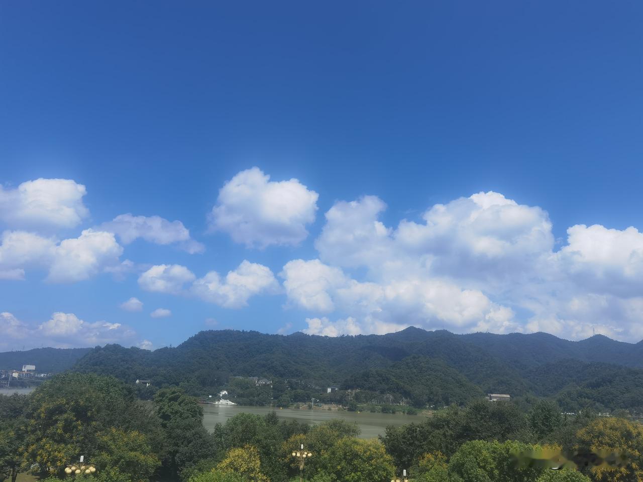 处暑节气蓝天白云