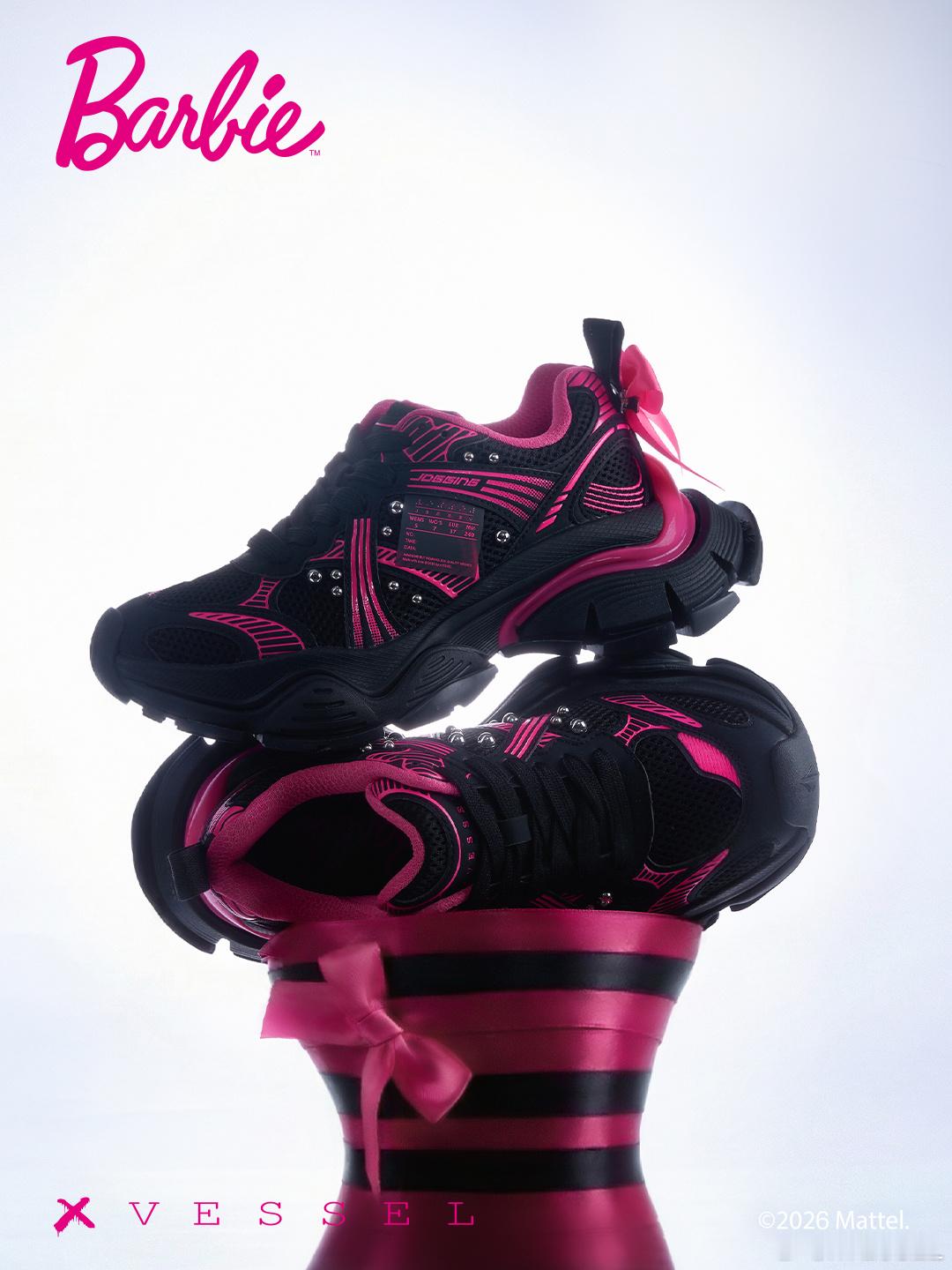 Barbie的梦幻基因与xVESSEL的解构美学，交织出情人节的独特氛围黑与粉，