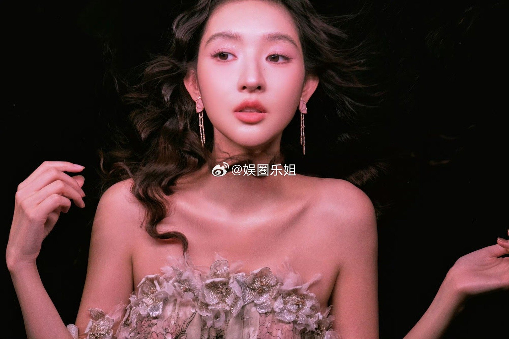 美女就这样路过了所有人的童年[哈哈]美女的发小都是帅哥，果然长的好看的人一起玩儿