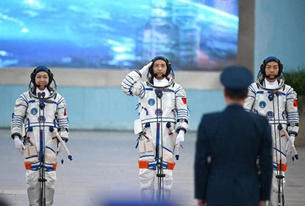 尹乃菁火力全开！当台湾青年亲眼见证神舟23号直冲云霄时，民进党还在自欺欺人，殊不