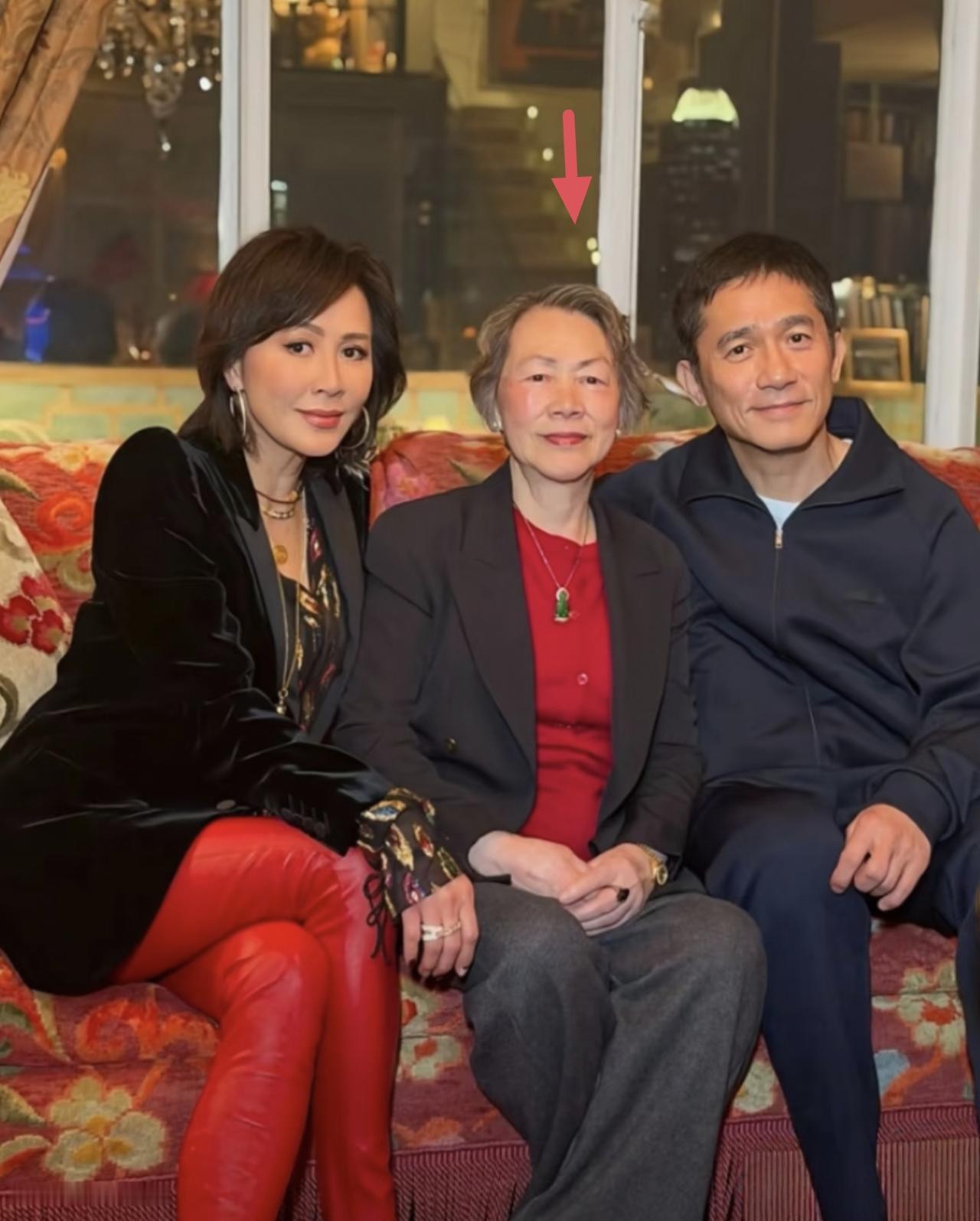 梁朝伟和刘嘉玲邀请一帮朋友在香港家里跨年，刘嘉玲的妈妈也在场，家里布置得喜气洋洋