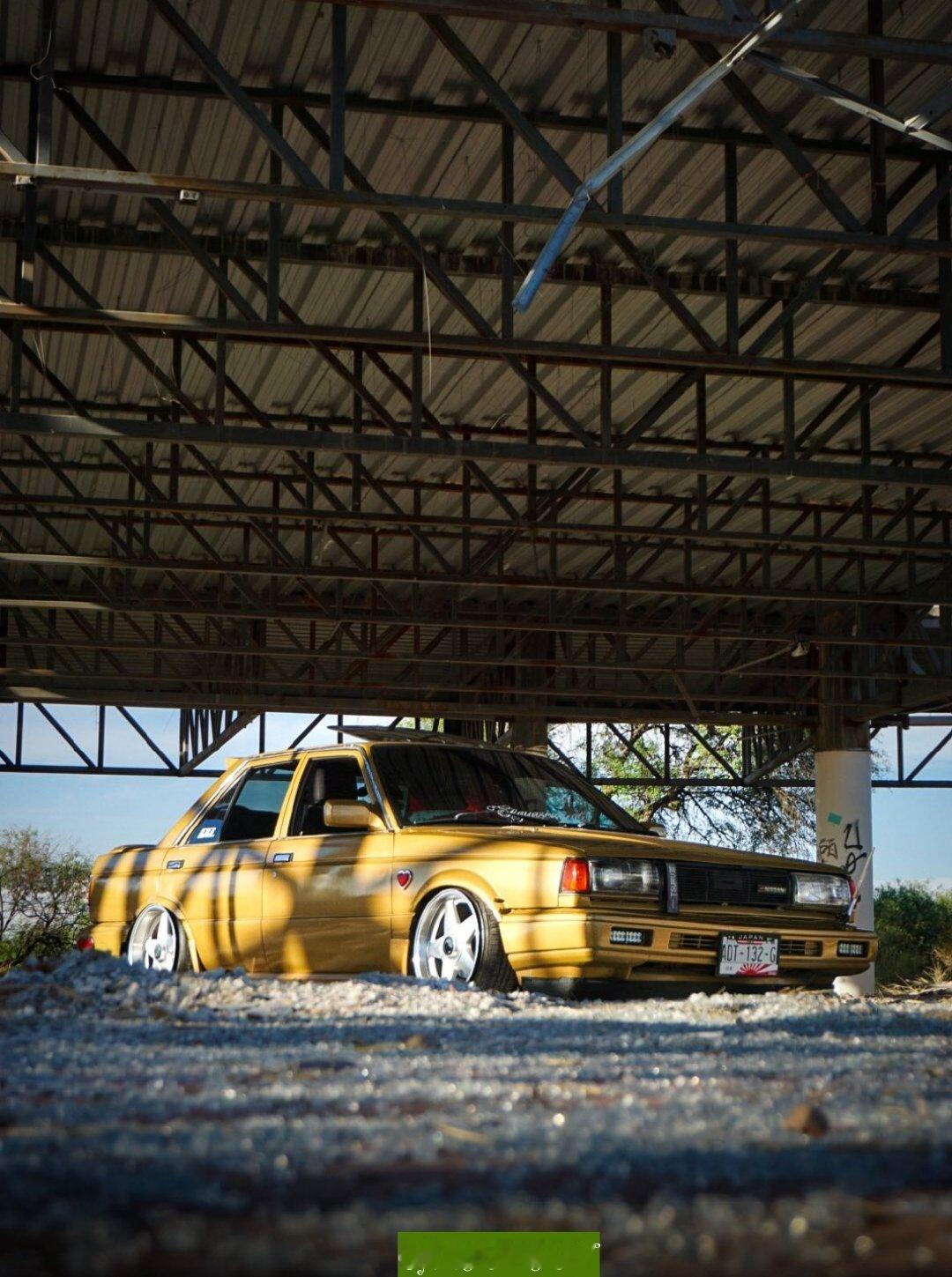 Tsuru是日产汽车公司生产的一款车型，它实际上是日产Sunny（阳光）的分支，