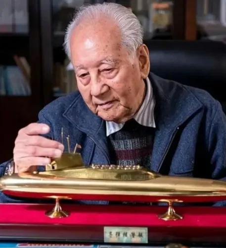 1988年，“中国核潜艇之父”黄旭华完成南海极限深潜试验后，顺道回到阔别三十年的