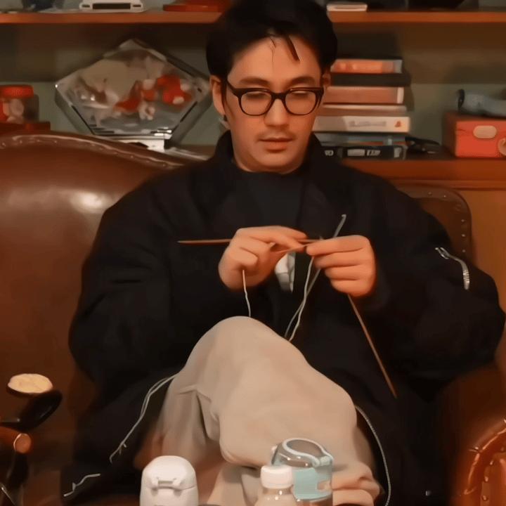 我竟然发现，朱一龙在织毛衣！[允悲][允悲][允悲] ​​​