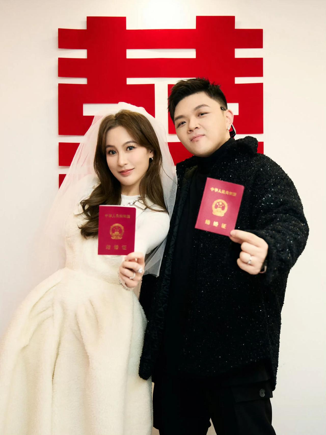 艾福杰尼徐艺嫣结婚照🈶 恭喜两位踏入幸福的婚姻生活，新婚快乐🎉 ​