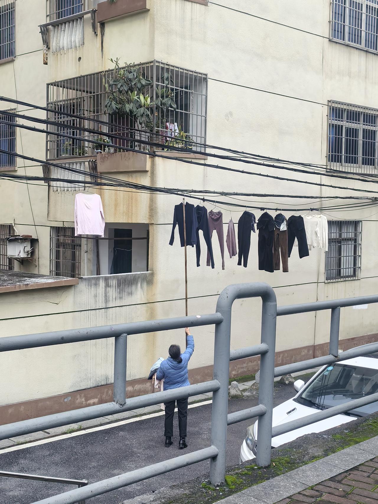 大妈如此凉晒衣服，厉害吧，文明吗？
还有没有更奇葩的，一起曝光看看。