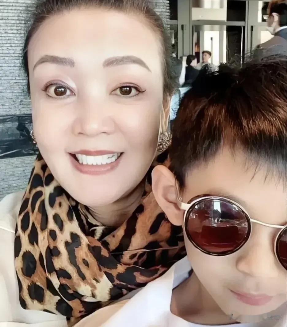 我相信张兰是很爱自己的孙子的，但她频频曝光孙子这个做法，大Ｓ肯定也无法认同和接受