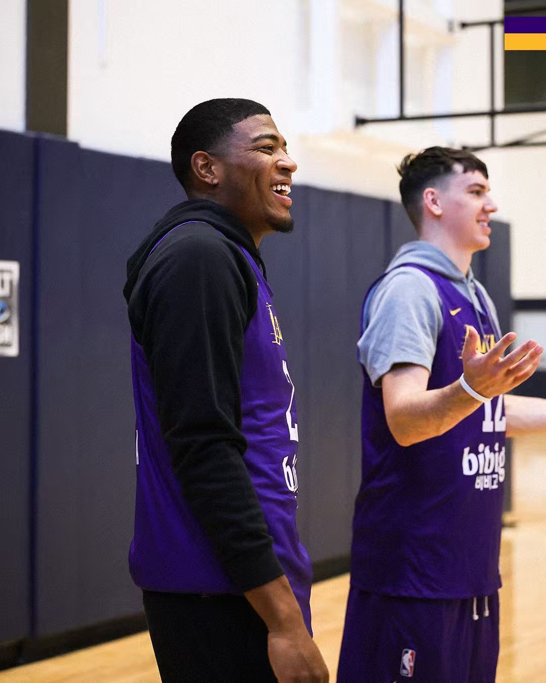 备战与灰熊的杯赛小组赛，大家心情愉快，克内克特也展露出久违的笑容😊 ​​​