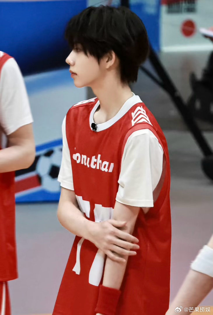 陈奕恒 身材和脸各长各的这长得真的太反差了吧！到底是谁不懂的真的！谁敢想14岁张