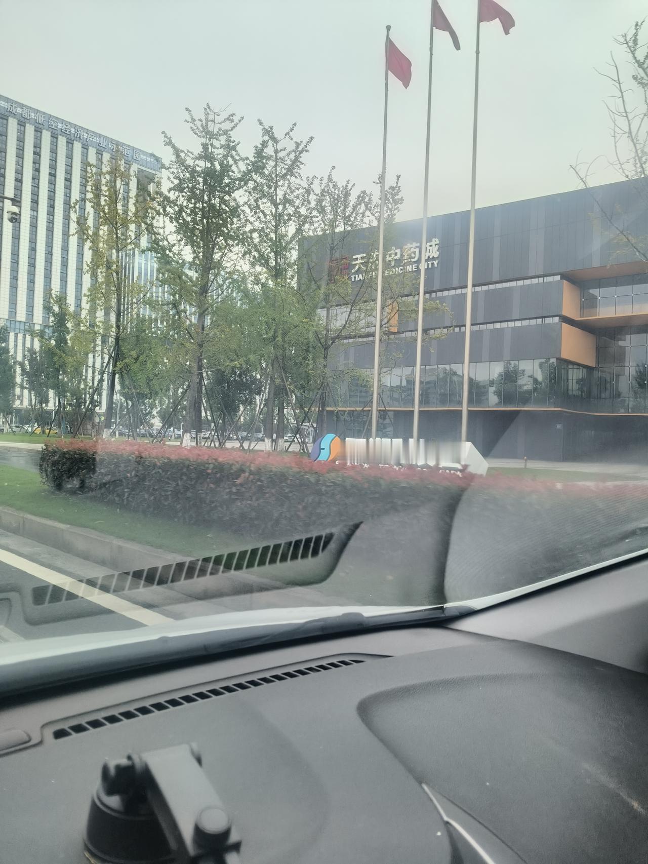 成都市彭州也有自己的会展中心了，未来的专业会展会越来越多，弥补大型展馆成本高，人