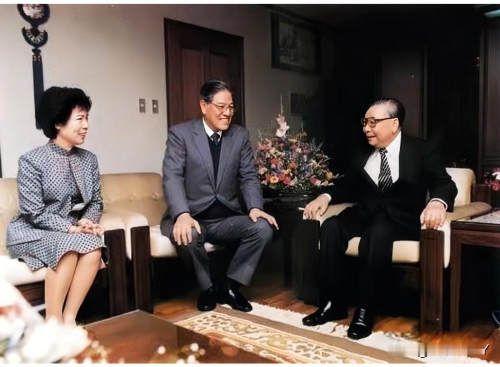 这是李登辉夫妇与蒋经国的一张合影老照片，拍摄于上世纪70年代的台湾。这可不是演戏