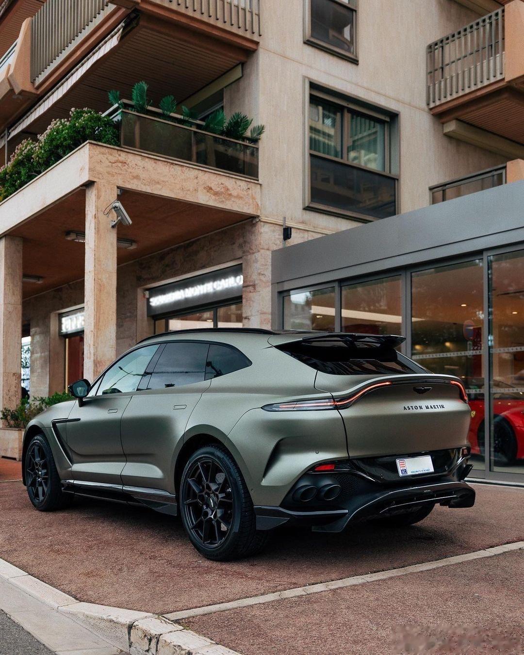 Aston Martin DBX707 couleur Satin Titani