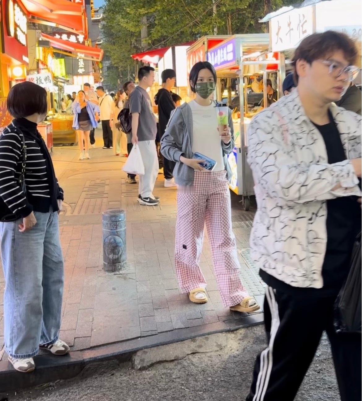 偶遇周也逛夜市 网友昨晚偶遇周也逛夜市这个也子就这样白天上班美美嘟，晚上下班女大