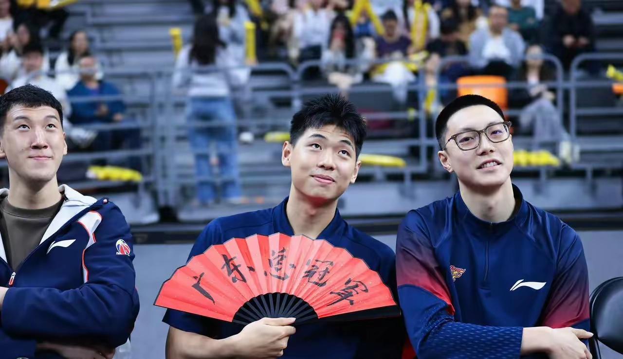 有球迷这样认为，崔永熙精神可嘉，但怎么觉得老刷存在感，有点像网红靠近的意思呢。为