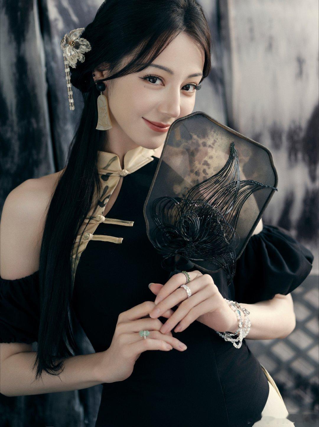 迪丽热巴穿这么美的造型摔跤热巴一上节目反差感就出来了哈哈哈哈，这个焊死在上面和脑
