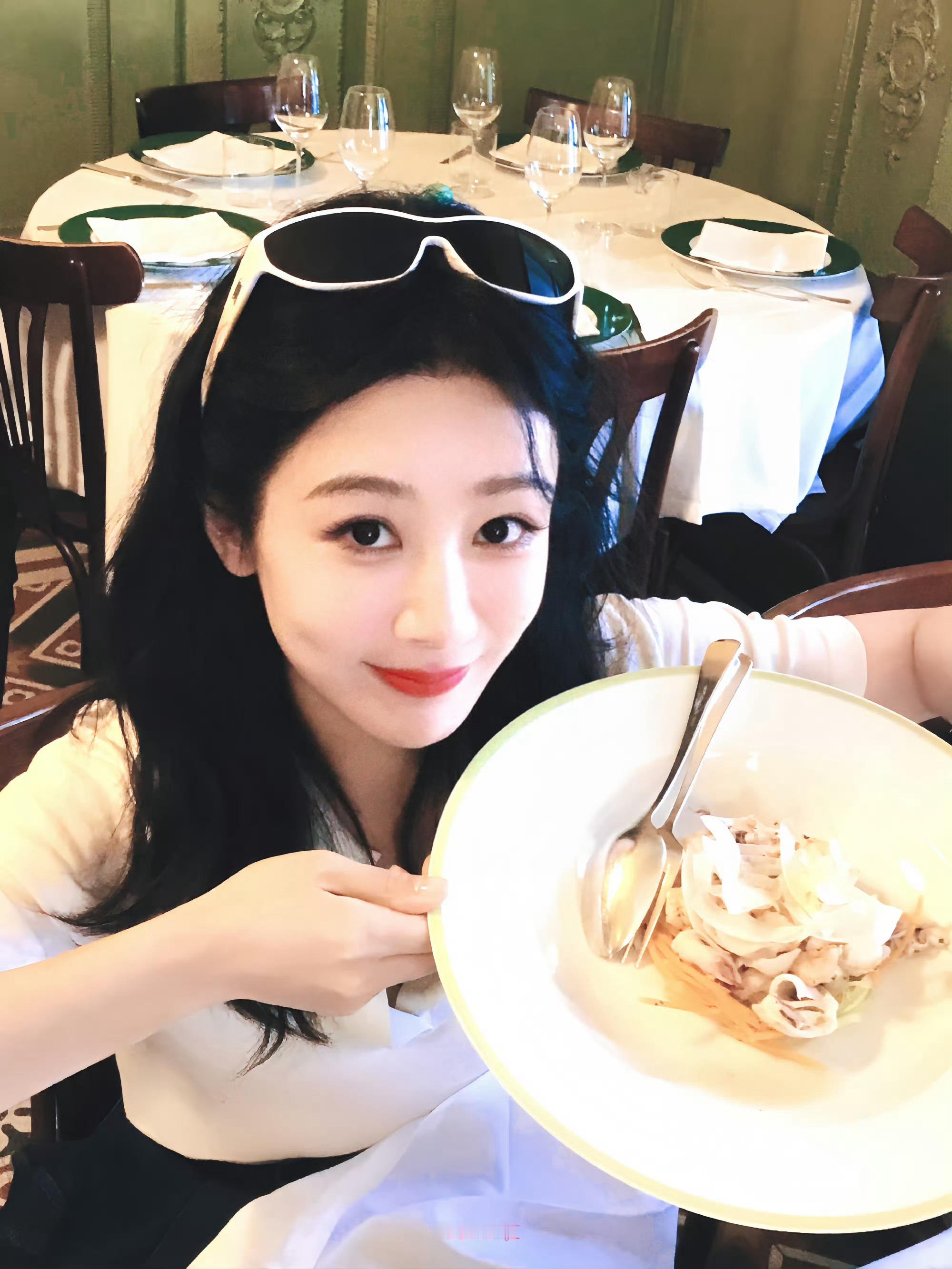 杨紫杨紫这里荒芜，寸草不生。后来你来这走一趟，奇迹一般万物生长，这里是我的心