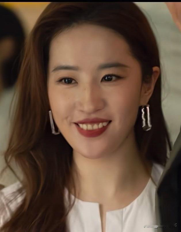 刘亦菲，一“笑”毁所有
……
今天，看到《玫瑰的爱情》里的刘亦菲，
举手投足，都