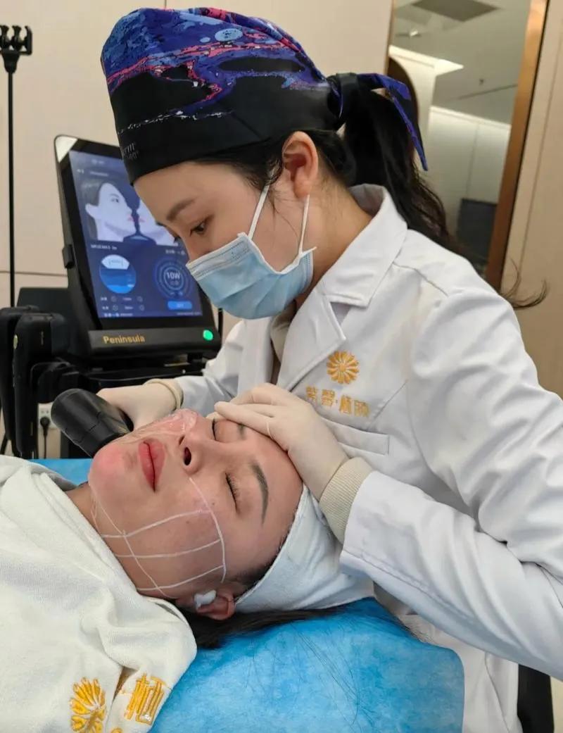 最近郑州有个宝妈在私人工作室打玻尿酸，结果单眼永久失明了，这事其实就是医美行业乱