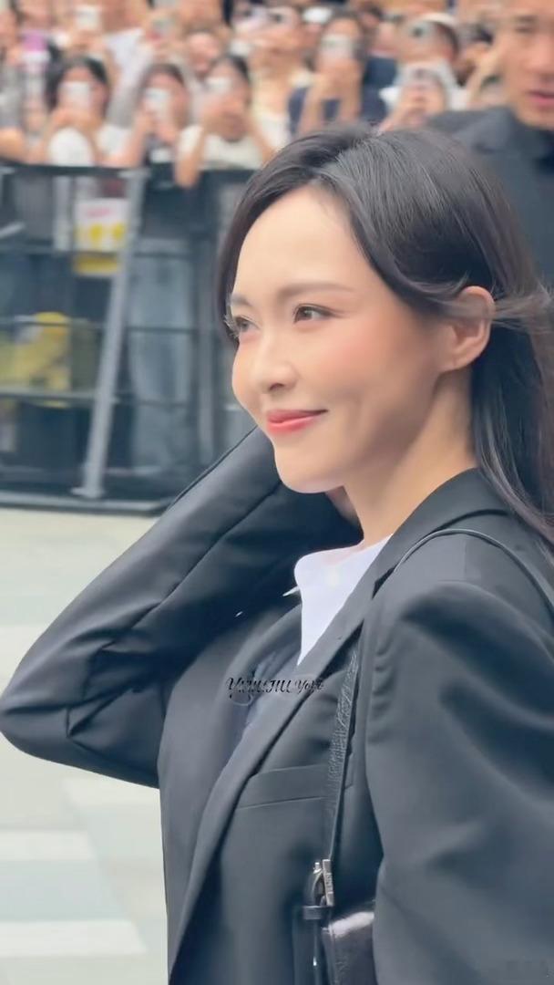 唐嫣律政佳人妆造  唐嫣的裙子开到大腿 低饱和哑光精英妆，高开叉裙衬出优越长腿，