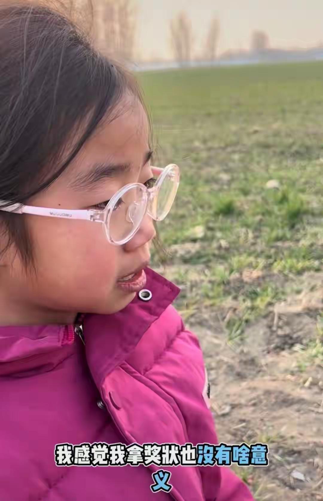 安徽涡阳8岁女孩小芸，攥着6张奖状跪在妈妈坟前哭：“拿奖也没意义，你看不到也奖励