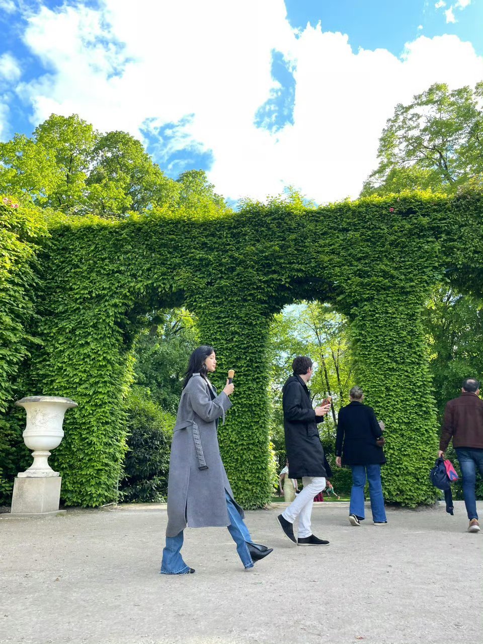 #美术馆偶遇Lisa与LV三公子#🈶网友在巴黎的丹罗美术馆花园偶遇了Lisa和