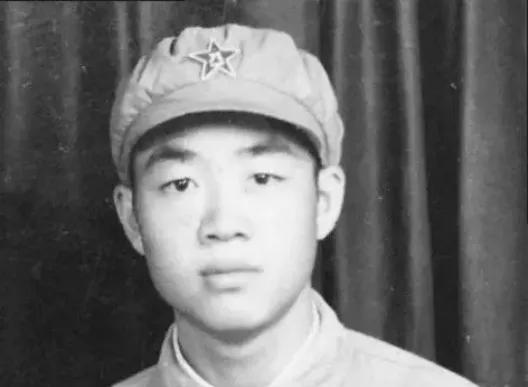 1951年，一个15岁新兵擦大炮，埋头看瞄准镜，谁料突然瞅见 对面山头绿影晃动。