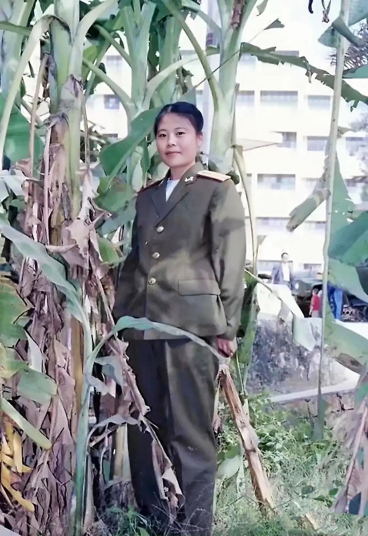 这是90年代云南文山州67医院，一个女军官站医院大楼前芭蕉树下拍的一张留影。

