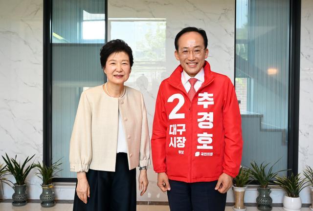 韩国前总统朴槿惠近日前往大邱市北区七城市场，为国民力量党候选人拉票。这也是朴槿惠