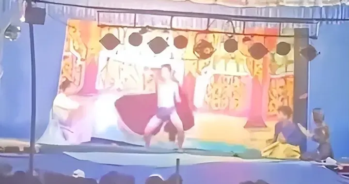 脱下僧袍只穿内裤滑稽表演《江南Style》？缅甸一剧团表演引众怒
