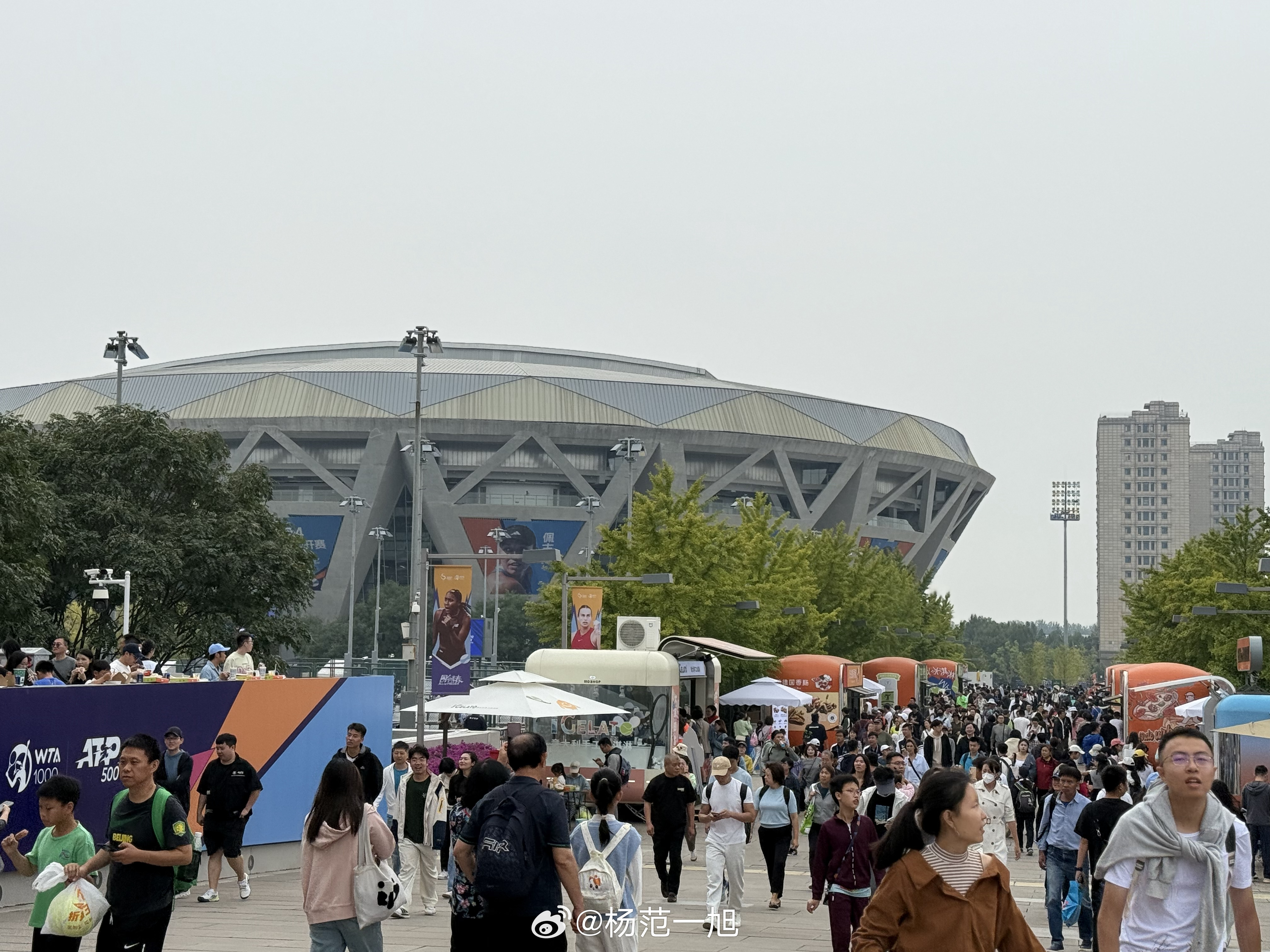 #中网2024# 今日迎来观赛潮，钻石与莲花中间的这条通道熙熙攘攘非常热闹，就是
