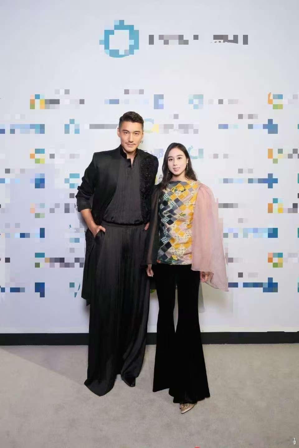 胡兵和赌王女儿们同框 顶流邂逅同框了！54岁胡兵冻龄有型，63岁何超琼优雅从容，