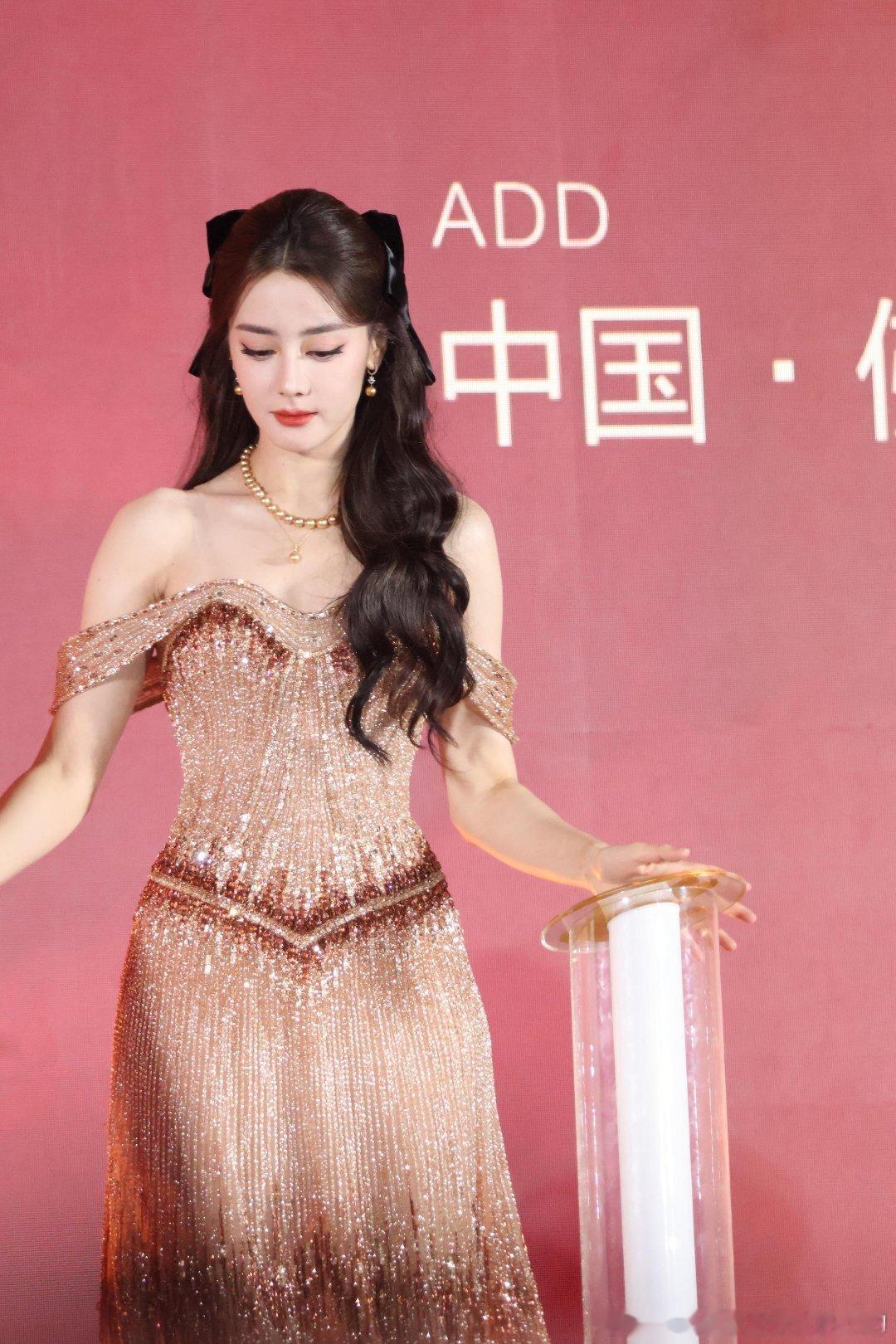主持人看迪丽热巴的眼神甜美可爱的宝宝 