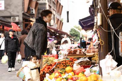 董璇说老公太帅不社交是好事 我们的爸爸 叶泽：我不爱社交。董璇：太好了，你又帅又