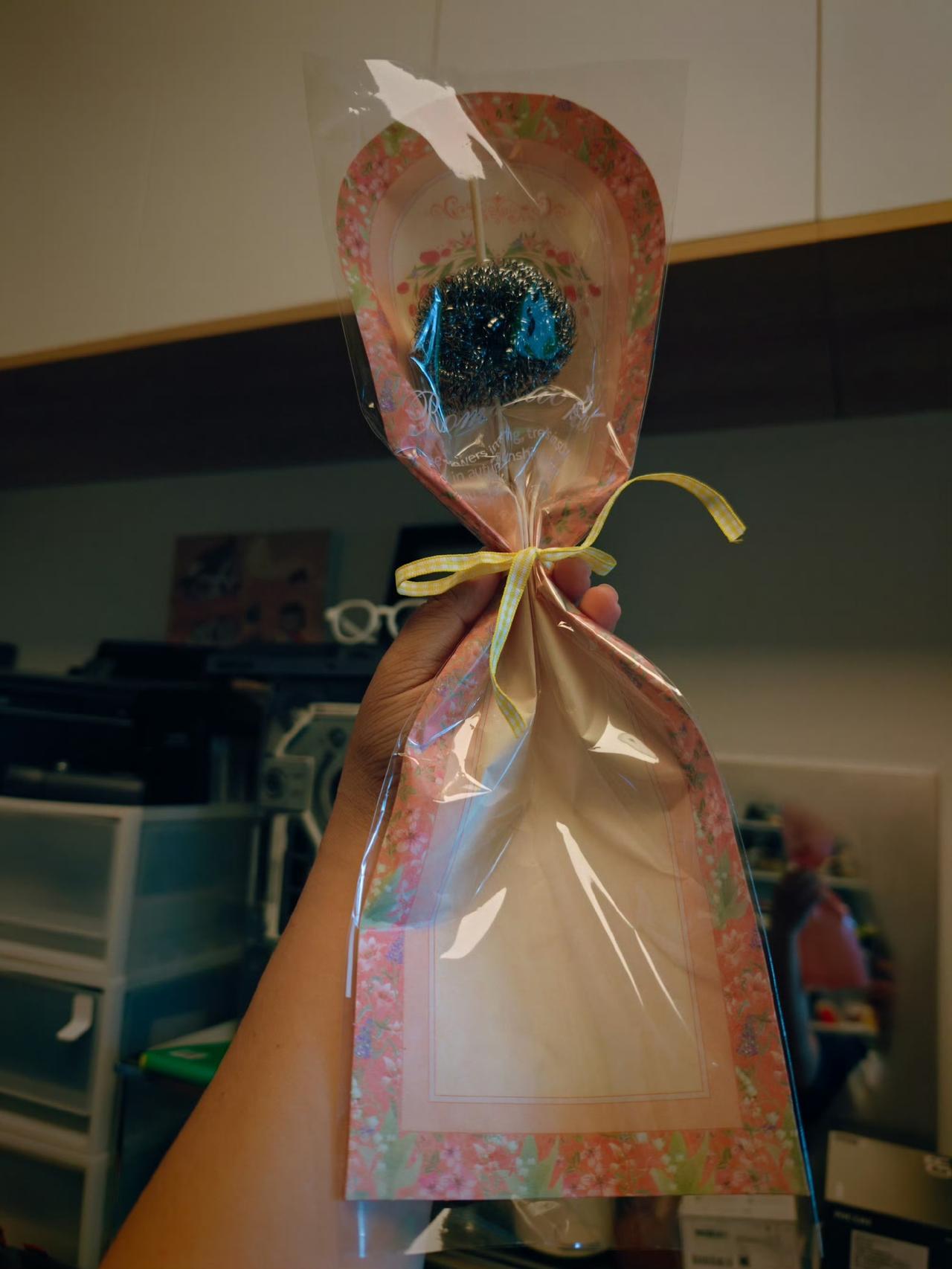 我儿子幼儿园给安排的送给我父亲节的礼物﹣﹣一个钢丝球。现在社会真的不考虑我们男性