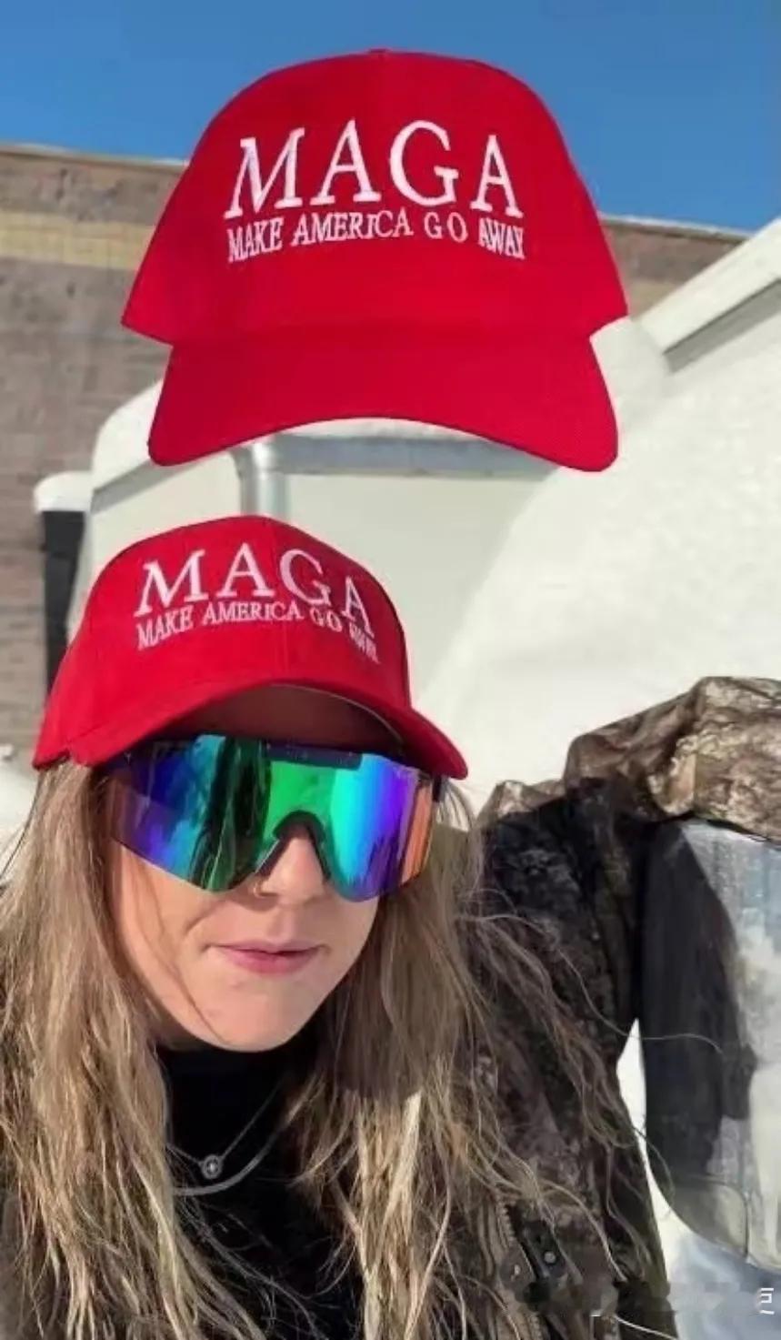 格陵兰岛居民戴上“MAGA”帽子以示愤怒之意。

面对特朗普的恃强凌弱，格陵兰岛